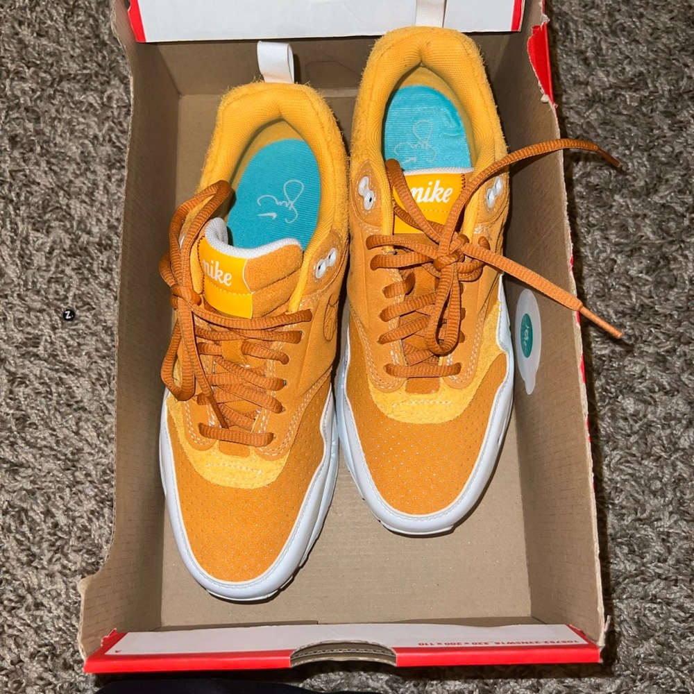 Fuzzy orange SWDC W NIKE AIR MAX 1 Sneakers. Brand new